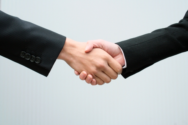 SEPライセンス交渉を象徴する握手